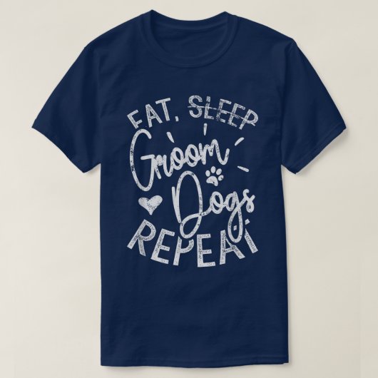 犬をグルーミングして寝てを繰り返す、面白い犬のグルーマー Tシャツ (デザイン正面)