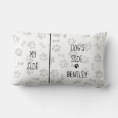 犬をテーマにしたベッドルームポーズマイサイドドッグサイドをプリント ランバークッション (裏面)