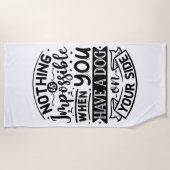 犬を側のドッグタオルに乗せる ビーチタオル (正面)