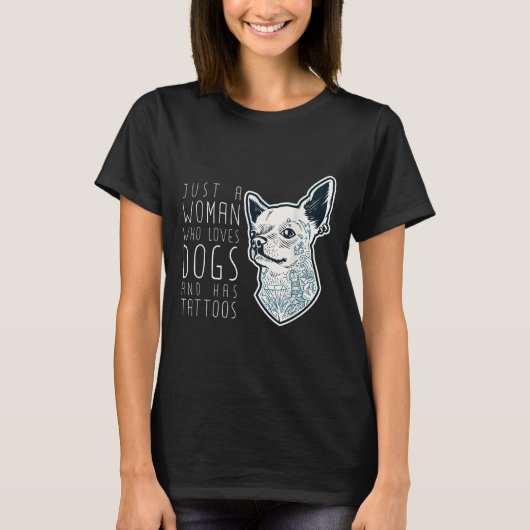 犬を愛し、タトゥーのプレゼントを持っているだけの女性 Tシャツ (正面)
