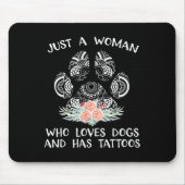犬を愛し、刺青を持つだけの女性 マウスパッド (正面)