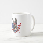 犬を愛するアメリカ国旗を持つドイツの羊飼い コーヒーマグカップ (正面右)