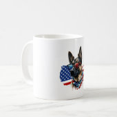 犬を愛するアメリカ国旗を持つドイツの羊飼い コーヒーマグカップ (正面左)