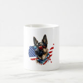 犬を愛するアメリカ国旗を持つドイツの羊飼い コーヒーマグカップ (中央)