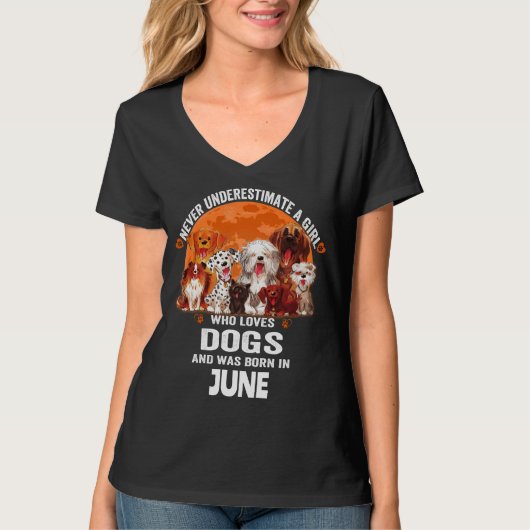 犬を愛する女の子を決して過小評価しない誕生日 Tシャツ (正面)