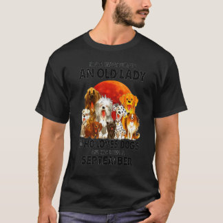 犬を愛する老婆を決して過小評価しない Tシャツ