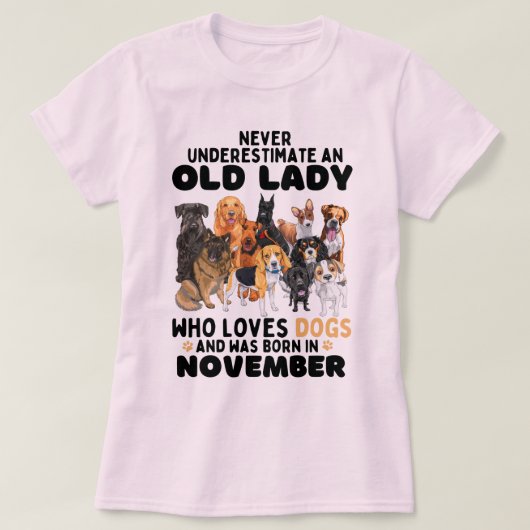 犬を愛する老婦人を決して過小評価しない Tシャツ (デザイン正面)
