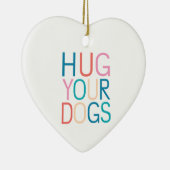 犬を抱き締める セラミックオーナメント (右)