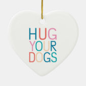 犬を抱き締める セラミックオーナメント (裏面)