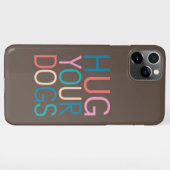 犬を抱き締める iPhoneケース (裏面横)