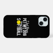 犬を撫でてソフトボールをしたいだけ iPhone 15ケース (裏面横)