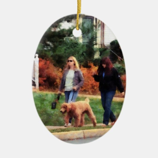 犬を散歩する女性たち セラミックオーナメント (正面)