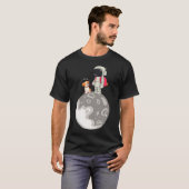 犬を月に乗せた宇宙飛行士 Tシャツ (正面フル)