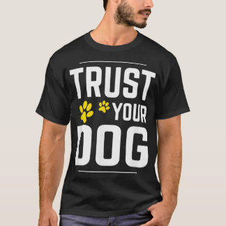 犬を訓練する犬の敏捷性を信頼する  Tシャツ