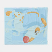 犬を青い背景で見つけて散歩する フリースブランケット (正面(横))