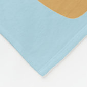 犬を青い背景で見つけて散歩する フリースブランケット (角)