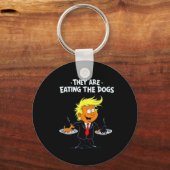 犬を食べているぞ 笑えるトランプの名言 キーホルダー (正面)