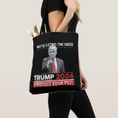 犬を食べている トランプ 2024 討論会 トートバッグ (クローズアップ)