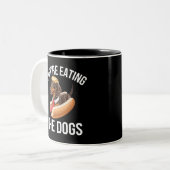 犬を食べている ドナルド・トランプ討論会 2024 ツートーンマグカップ (正面左)