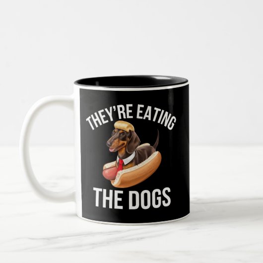 犬を食べている ドナルド・トランプ討論会 2024 ツートーンマグカップ (左)