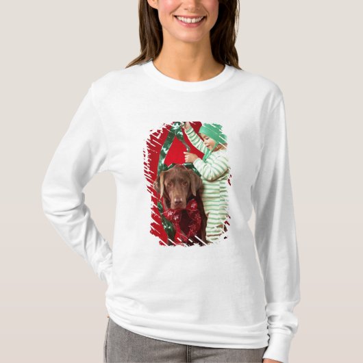 犬を飾っている小さい男の子 Tシャツ (正面)