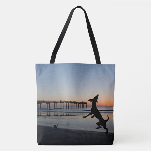 犬オンビーチ抱き枕トート又は再利用可能な食料品 トートバッグ (正面)