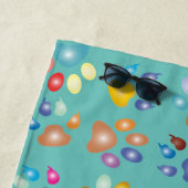 犬カッコいいが足をカラフル踏む ビーチタオル (インサイチュ)