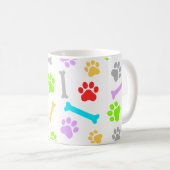 犬カラフルの足と骨のシームレスなパターン コーヒーマグカップ (正面右)