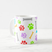犬カラフルの足と骨のシームレスなパターン コーヒーマグカップ (正面左)