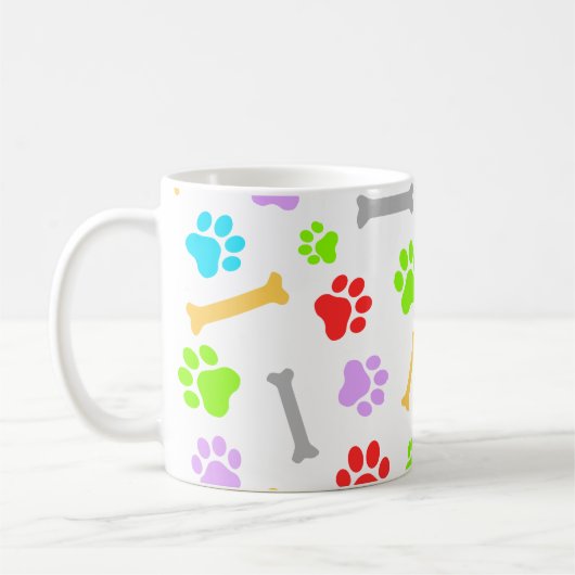 犬カラフルの足と骨のシームレスなパターン コーヒーマグカップ (左)