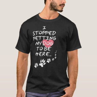 犬ストップをなでてここに居る  Tシャツ
