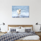 犬ランニングはビーチで水に入っている。 キャンバスプリント (インサイチュ (寝室))