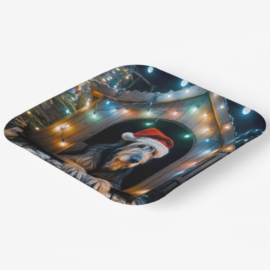 犬小屋に住むクリスマス・アイリッシュ・ウルフハウンド ペーパープレート (傾斜あり)