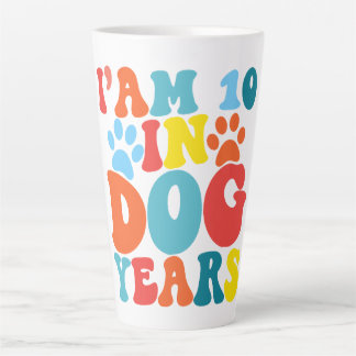 犬年齢で10歳 70歳の誕生日 グルービーな犬好き カフェラテマグ