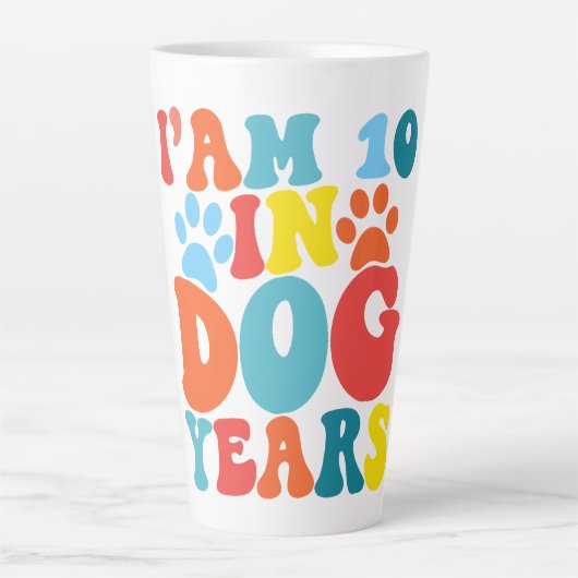 犬年齢で10歳 70歳の誕生日 グルービーな犬好き カフェラテマグ (正面)