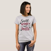 犬愛好家のための面白い「ワインを嗅げ、吸い殻はダメ」デザイン Tシャツ (正面フル)