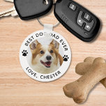 犬最高のパパEVER PAWプリント2枚 キーホルダー<br><div class="desc">DOGパーソナライズされたパパ(または最高の自分のタイトル)のフォトキーチェーンを作成して、文字、ポープリント、および背景色（白に黒で表示）の選択で1つまたは2つの写真（両側に1つ）を使用する。彼の誕生日、父の日、または休日の贈り物に彼のための思い出に残る写真のギフト。アシスタンス：救済デザインの変更やカスタマイズ、色の変更、サイズ変更、他の製品へのデザインの転送など連絡、下記のZazzleチャットメッセージタブを介してデザイザBEFORE ORDERINGまたは電子メールmakeitaboutyoustore@gmail.com.</div>