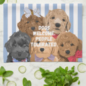 '犬歓迎。人は許容。' ブルー＆ホワイト キッチンタオル (折り畳み)