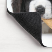 犬用の骨でかみ砕いているサンベルナール峠の愛らしい子犬 マウスパッド (コーナー)