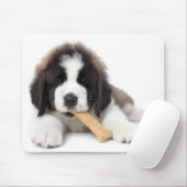 犬用の骨でかみ砕いているサンベルナール峠の愛らしい子犬 マウスパッド (マウス)