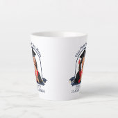 犬誇りを持った母はシニアだ – カスタム卒業 カフェラテマグ (正面)