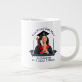 犬誇りを持った母はシニアだ – カスタム卒業 ジャンボコーヒーマグカップ (右)