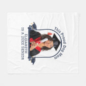 犬誇りを持った母はシニアだ – カスタム卒業 フリースブランケット (正面(横))