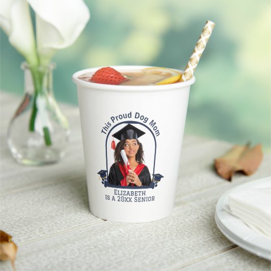犬誇りを持った母はシニアだ – カスタム卒業 紙コップ (インサイチュ)