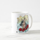 犬遊はドイツの羊飼いのバラの庭にある コーヒーマグカップ (正面右)