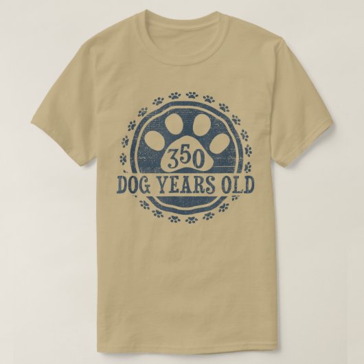 犬350歳、人間50誕生日与え50 Tシャツ (デザイン正面)