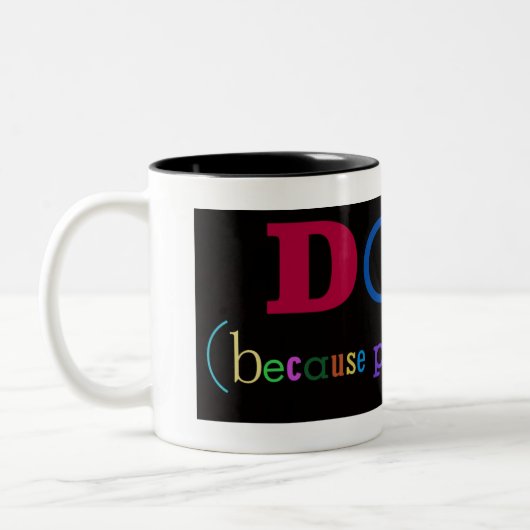 犬。(ので人々が)吸うコーヒー・マグ ツートーンマグカップ (左)