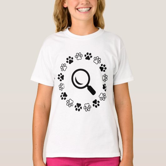 犬、ふくらみを見つける Tシャツ (正面)