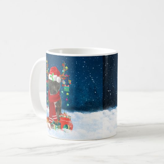 (犬)スタッフォードのブルテリアが雪の中でクリスマスと コーヒーマグカップ (正面左)