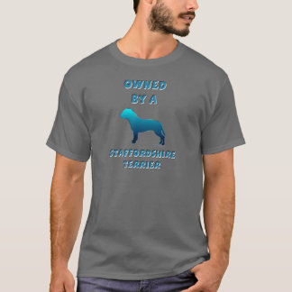 （犬）スタッフォードテリアによって所有される Tシャツ